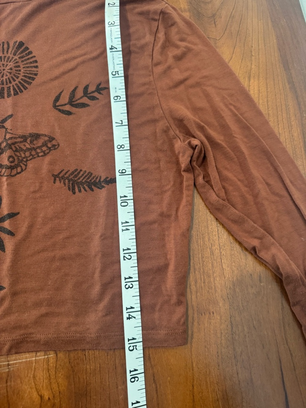 Hand Printed | AKIRA Rust Brown Long Sleeve Graphic Turtleneck Crop Top | Size M - Picture 7 of 7
